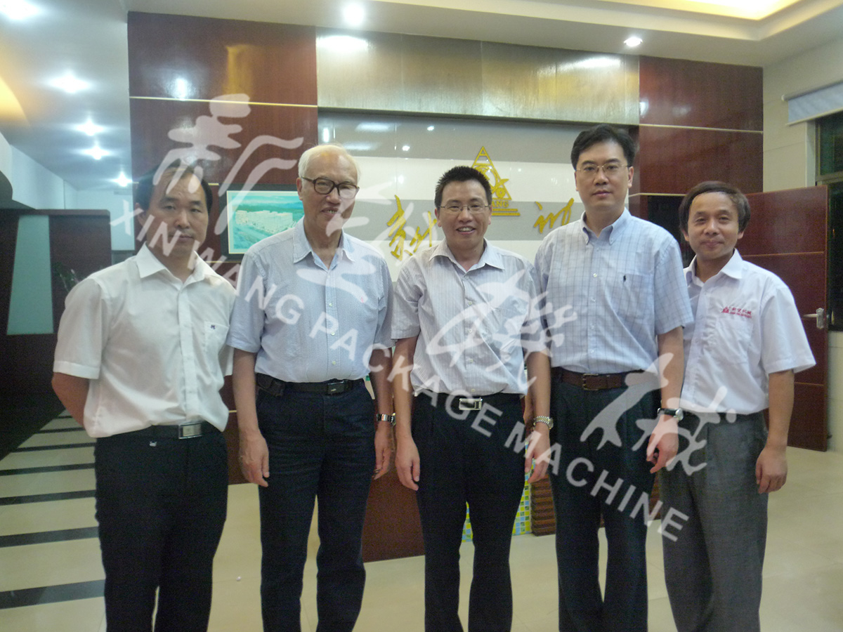 中國工程院院士段正澄、中國工程院院士、華中科技大學黨委書記邵新宇、廣東省智能機器人研究院院長張國軍一行蒞臨新望公司考察指導